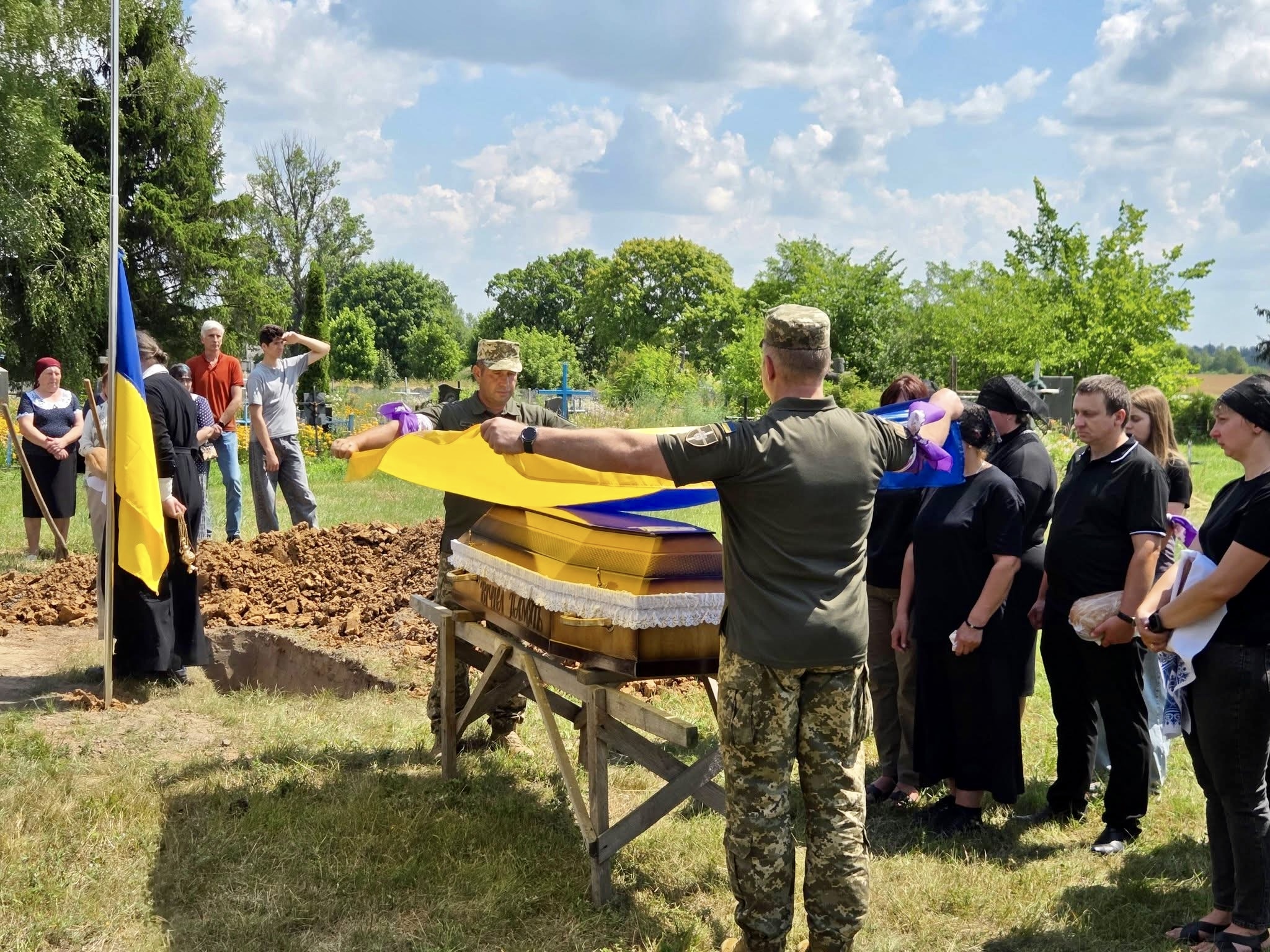 Черняхівська громада попрощалася із захисником Володимиром Шилігацьким