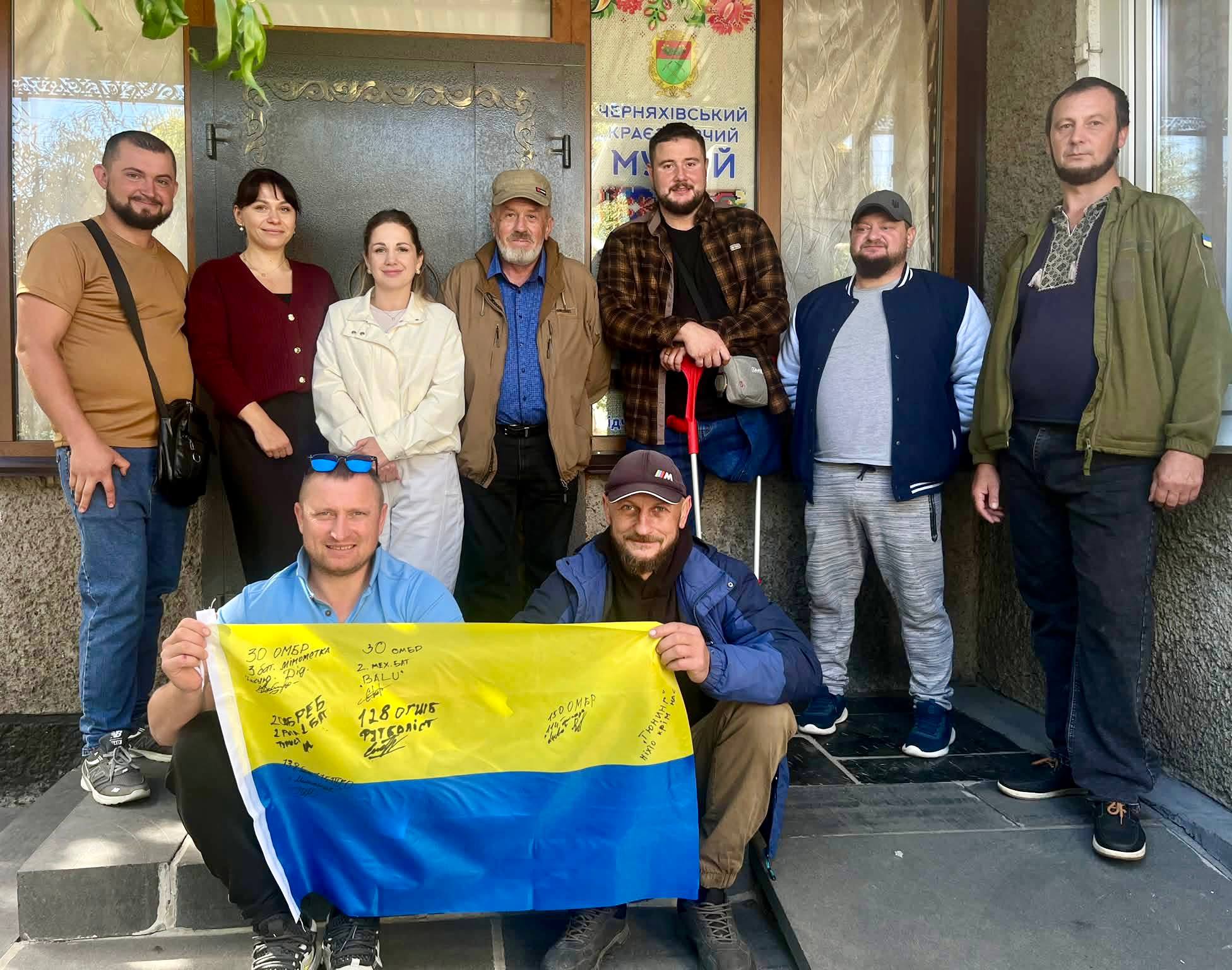 Прапор із підписами захисників залишиться у Черняхівському краєзнавчому музеї